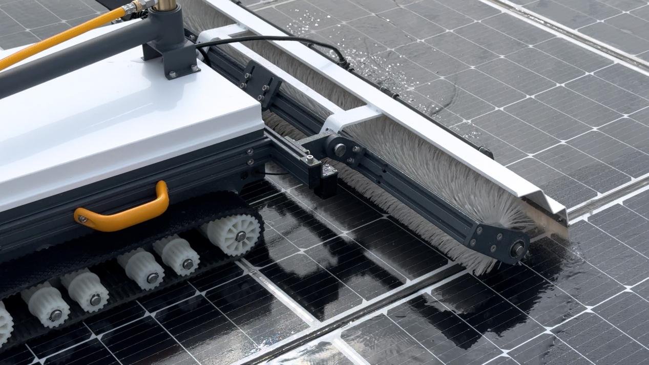 Dust Buster Revealing the whole process of physical combat of photovoltaic cleaning equipment