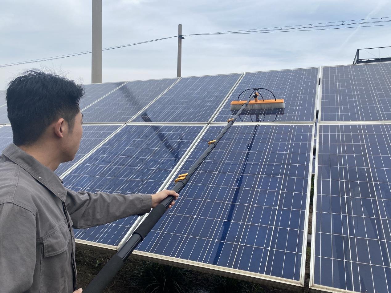 Efficient and labor-saving revitalizing power plants Real-world application cases of the X2 manual water spray brush photovoltaic cleaning machine