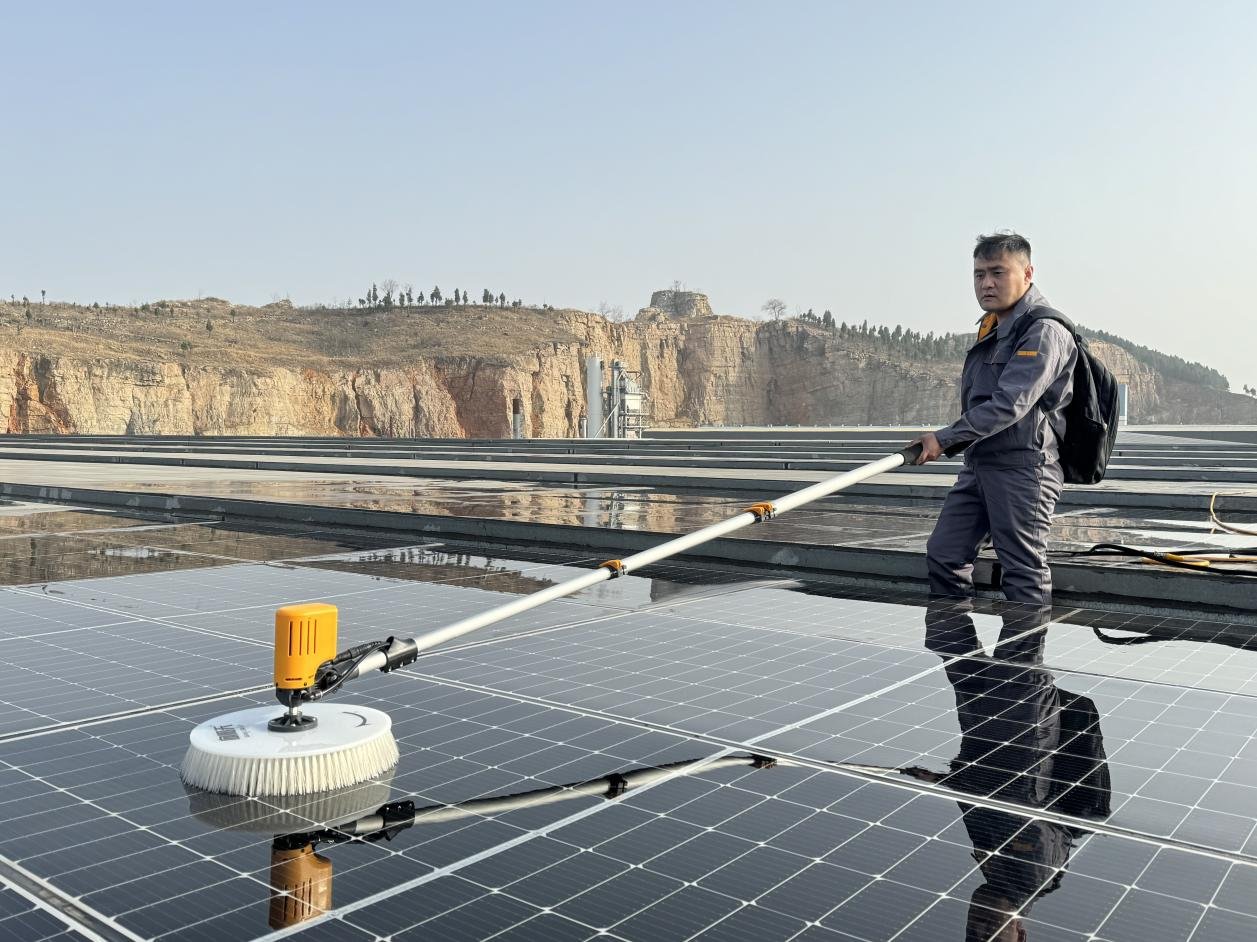 XYT X3 Single-Head Photovoltaic Cleaner Use Case Efficient Cleaning Helps Renew Photovoltaic Power Stations