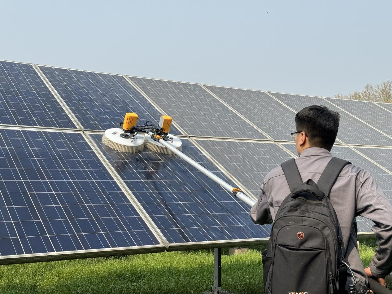 XYT X4 dual-head photovoltaic cleaning machine a game-changer in the cleaning of Ningbo s distributed photovoltaic power stations
